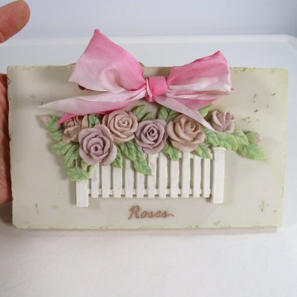 Roses & Picket Fence Plaque Spring Bouquet 20667 Russ Berrie - Picture 1 of 11